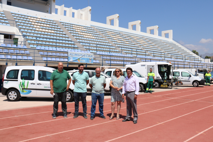 Dos nuevas barredoras y tres vehículos de apoyo se suman a la flota del servicio de limpieza de Almuñécar